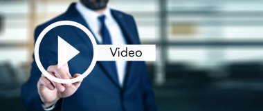 Adam ekranda video işaretine dokunuyor