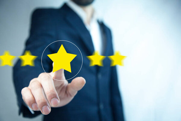 Человек, прикасающийся к звездам на экране