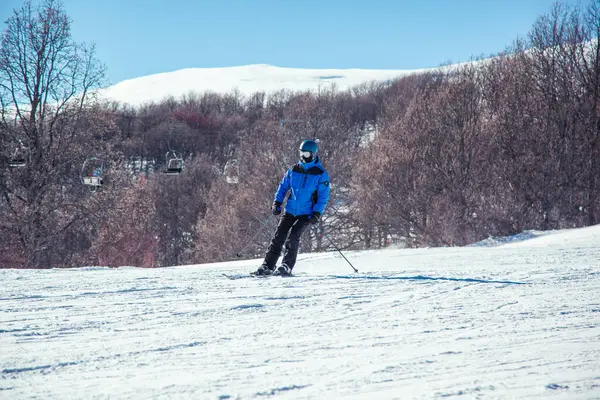 Skier Snowy Mountain Blue Sky — Stock Photo, Image