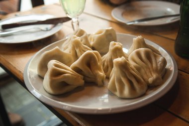 Khinkali yemeği beyaz tabak üzerinde
