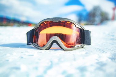 Kar arka planında kayak ve kar maskesi 