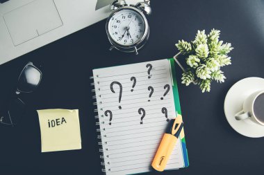 Ofis masasındaki not defterindeki soru işareti metni