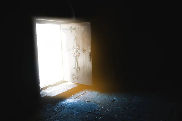 Światło Wchodzące Przez Otwarte Drzwi Kościele — Zdjęcie stockowe