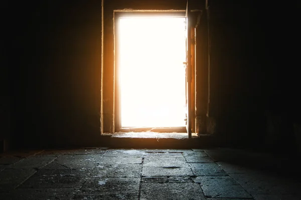 Φως Που Εισέρχεται Από Την Ανοιχτή Πόρτα Σκοτεινό Δωμάτιο — Φωτογραφία Αρχείου