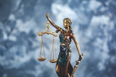 Gri duvardaki adalet kadını