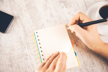 Masada kahve olan kadın el defteri.