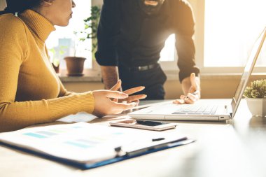 Ekip ofis masasında çalışıyor.