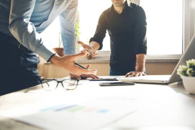 Ekip ofis masasında çalışıyor.