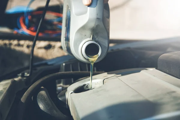 Auto Monteur Het Veranderen Van Olie Een Motor Bij Auto — Stockfoto