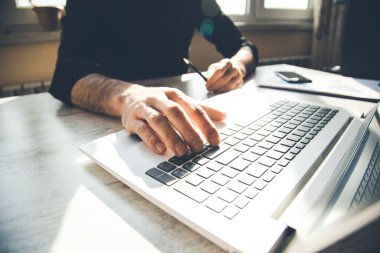 Ofisteki adam eli bilgisayar klavyesi