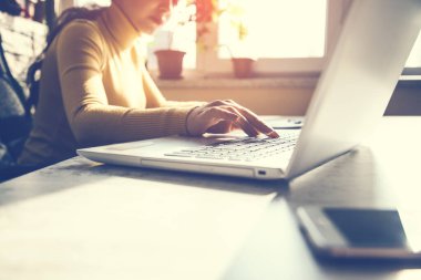 Ofiste kadın eli bilgisayar klavyesi