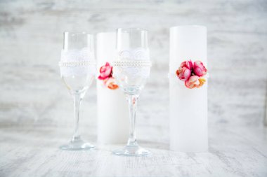 Masada dekoratif mum ve gözlük var.