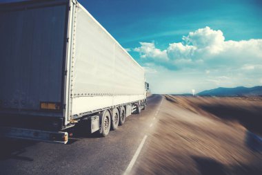 Gün batımında kamyonet yolda