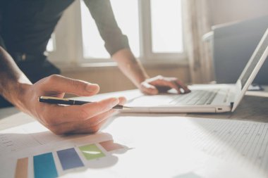 Ofis masasında klavyeli adam el grafiği