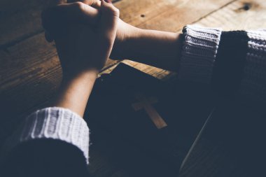 Kadın eli çapraz masa üzerinde kitap