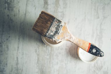 Teneke kutuyu fırçala ve masayı boya.