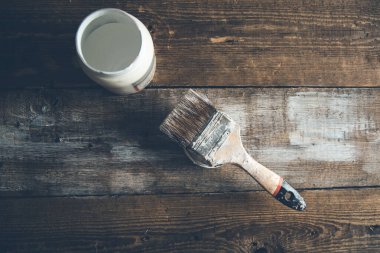 Teneke kutuyu fırçala ve masayı boya.