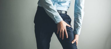 Gri arka plandaki kramptan dolayı uyluk ağrısı