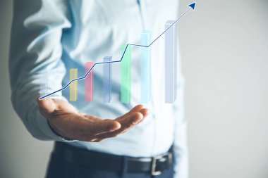 Ekranda grafiğe dokunan adam