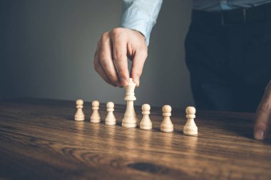 Adam el satranç masasında