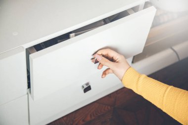 Kadın Mutfak Dolabını Aç