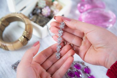 Kadının avucundaki güzel küpeler