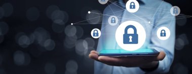 Ekranda kilitli erkek cep telefonu