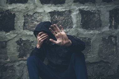 Erkek eli, yerde oturarak durur. 