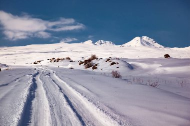 Kışın dağda yol