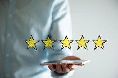 Ekranda yıldızlar olan erkek cep telefonu.