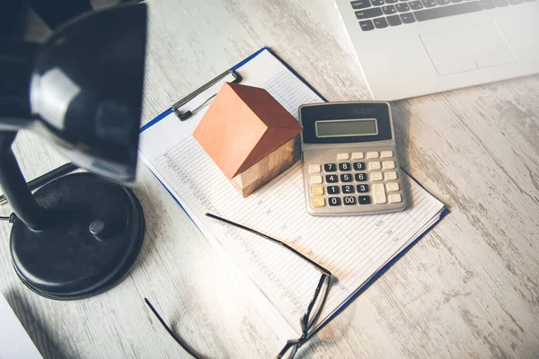 Hausmodell Mit Taschenrechner Auf Dokument — Stockfoto