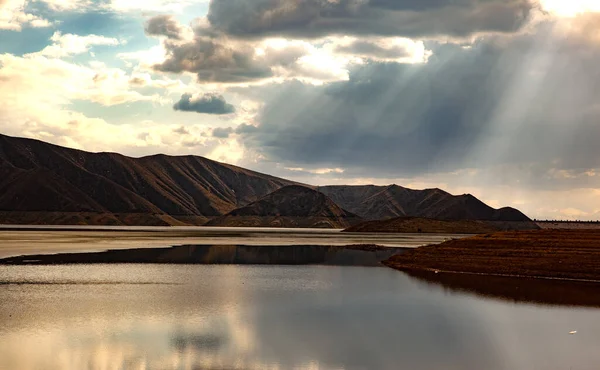 Lago Con Montaña Bajo Cielo — Foto de Stock