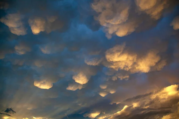 Goldener Himmel Mit Wolken Bei Sonnenuntergang — Stockfoto