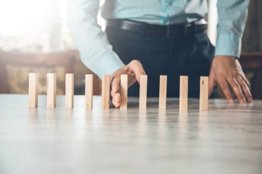 Masanın üzerinde insan eli ahşap küpler