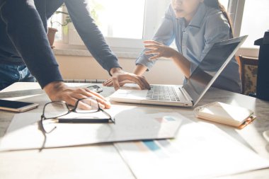 Klavye ve doküman üzerinde çalışan takım