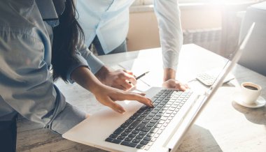 Bilgisayar klavyesinde çalışan takım