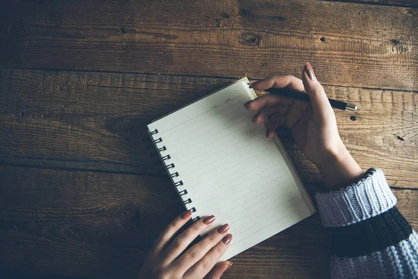 Pluma Mano Mujer Con Bloc Notas Escritorio —  Fotos de Stock