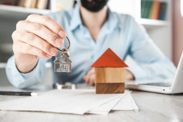 Man Hand Nyckel Med Hus Modell Skrivbordet — Stockfoto