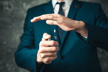 Adam eli açık renk arka planda