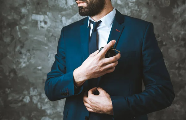 Hombre Mano Perfume Sobre Fondo Oscuro — Foto de Stock