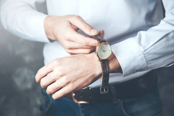 Giovane Uomo Affari Orologio Mano — Foto Stock