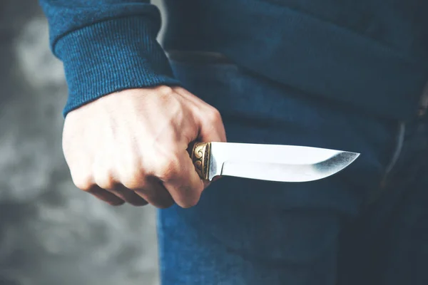 Cuchillo Mano Hombre Sobre Fondo Oscuro — Foto de Stock