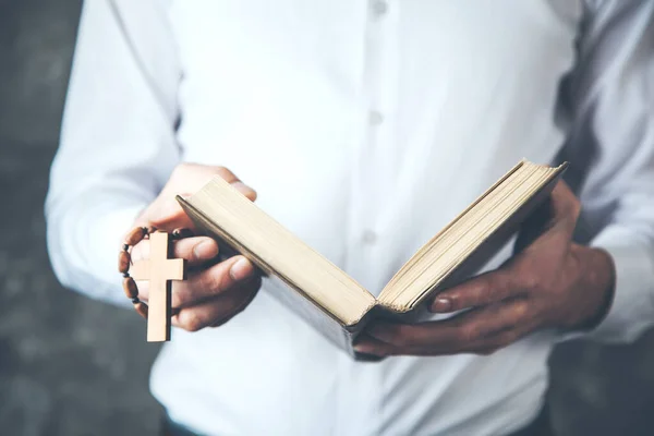 Man Hand Kors Med Bok Mörk Bakgrund — Stockfoto