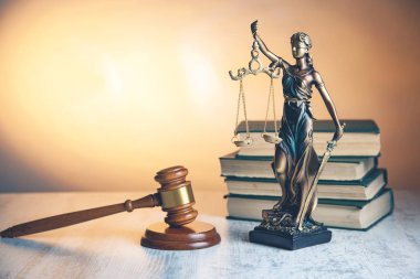 Yargıç, adalet bakanı ve kitap masasında.