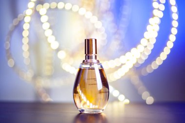 Parfüm masanın üzerinde.
