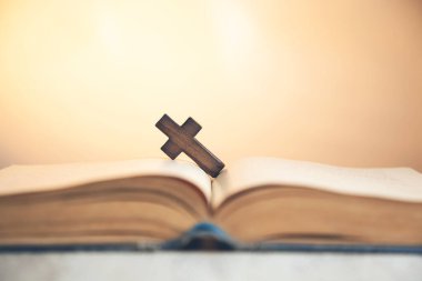 Kitapta tahta haç var.