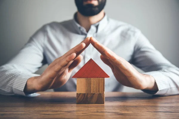 Homem Mão Casa Modelo Mesa — Fotografia de Stock