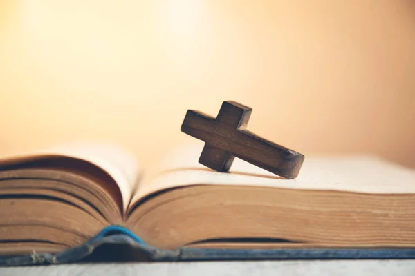 Wooden Cross Book — Stock Photo, Image