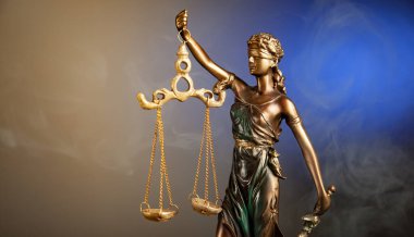 Sarı arka planda, masada oturan kadın.