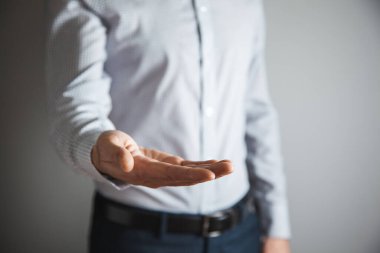 Genç iş adamı boş avuç